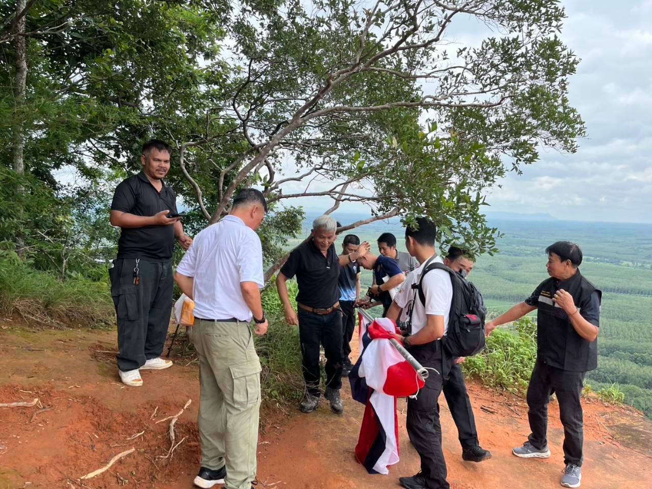 title - ปักธงธรรมจักร และธงชาติไทยภายใต้โครงการปลูกป่าเพื่อเป็นพุทธบูชาในพื้นที่ปฏิรูปที่ดิน (ส.ป.ก.)